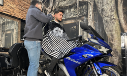 Eskişehir’de motosiklet sevgisini vurgulamak isteyen gencin ilginç yöntemi