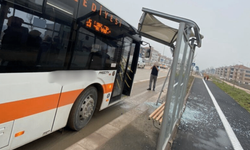 Eskişehir'de halk otobüsü durağa çarptı