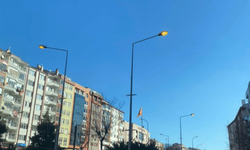 Eskişehir'de gündüz vakti yanan sokak lambaları tepki çekiyor