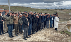 Köyde parçalanmış halde bulunan yaşlı adamın cenazesi toprağa verildi