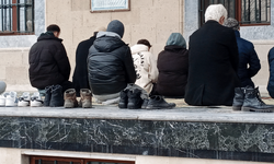 Eskişehir'de soğuk havaya rağmen dışarıda cuma namazı kıldılar