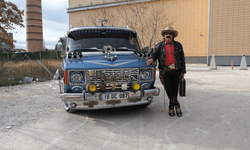 Türkiye’nin her yerine antikalarla süslediği 1973 model arabası ile gidiyor