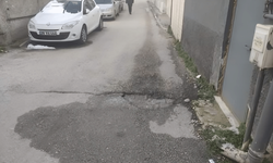 Vişnelik Mahallesi Emin Sokak'ta yollar onarım bekliyor