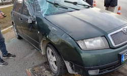 Eskişehir’de otomobil refüje çarptı: Maddi hasar meydana geldi