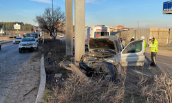 Eskişehir'de korkunç kaza: Otomobil üst geçit ayağına çarptı