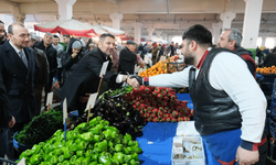 AK Parti Tepebaşı Adayı Hamid Yüzügüllü Çamlıca pazarını gezdi