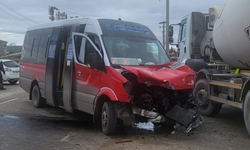 Eskişehir'de feci kaza: Yolcu dolu minibüs vidanjöre çarptı