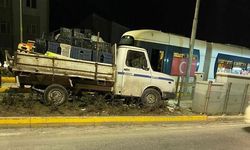 Eskişehir'de feci kaza: Kamyonet tramvay durağına girdi