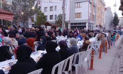 Fatih Mahallesi'ndeki vatandaşlar iftarda bir araya geldi