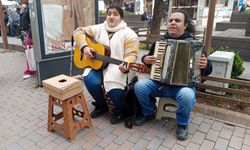 Eskişehir'de engelli sokak müzisyenleri vatandaşlardan yoğun ilgi gördü