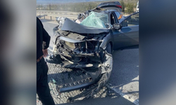 Eskişehir'de feci kaza: Kamyona arkadan çarpan otomobil hurdaya döndü