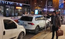 Eskişehir'de otobüs durağını işgal eden araçlar vatandaşların tepkisini topladı