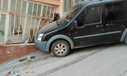 Eskişehir'de feci kaza: Freni boşalan araç eve girdi