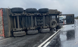 Eskişehir'de feci kaza: Kayganlaşan yolda tır devrildi