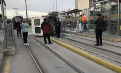 Eskişehir'de minibüs tramvay yoluna devrildi