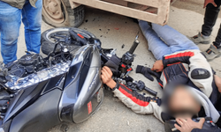Eskişehir'de feci kaza: Kontrolü kaybeden motosiklet sürücüsü kamyonetin altına girdi
