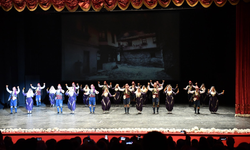Halk Dansları Topluluğu'ndan muhteşem gösteri