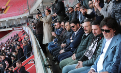 Vali Aksoy Eskişehirspor-Çilimli Belediyespor maçını tribünden takip etti