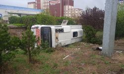 Komşuda korkunç kaza: Minibüs fabrikanın bahçesine devrildi: 5 yaralı