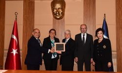 Prof. Dr. Ferruh Çömlekçi'ye 'Mesleki ve Akademik Saygı Ödülü
