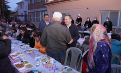 Yukarı Söğütönü Mahallesinde vatandaşlar iftar sofrasında bir araya geldi