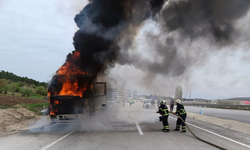 Komşuda korkutan yangın: Hafriyat kamyonu alev alev yandı