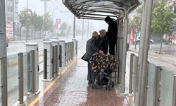 Eskişehir'de aniden bastıran yağmur, vatandaşlara sığınacak yer arattı