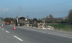 Eskişehir'de feci kaza! Tır yol kenarına devrildi