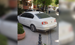 Eskişehir'de kaldırımlara park edilen araçlar tepki topladı
