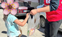 Kızılay Eskişehir sokak sokak dolaşarak bayram şekeri dağıttı