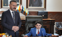 Vali Aksoy'un koltuğuna oturan minik Gürsoy deprem riskine dikkat çekti