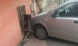 Eskişehir'de korkunç kaza! Çarpmanın etkisiyle evin duvarına girdi