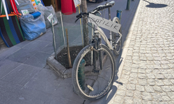 Eskişehir'de ilginç manzara: Satmak istediği bisikletini ağaca kilitledi