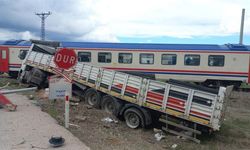 Komşuda korkutan kaza: Yolcu treni tıra çarptı