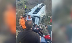 Yolcu minibüsü 70 metrelik uçurumdan yuvarlandı: Yaralılar var