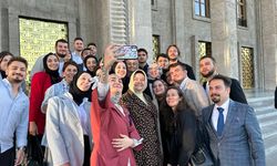 Ayşen Gürcan mecliste öğrencilerle bir araya geldi