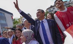 CHP lideri Özel, gençlerle birlikte Anıtkabir’e yürüdü