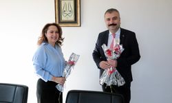 Orhan Bayrak kadın personellere karanfil hediye etti