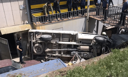 Eskişehir'de feci kaza: Kontrolden çıkan kamyonet dükkana daldı