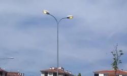Eskişehir'de gündüz yanan sokak lambaları tepki topladı