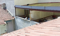Eskişehir'de apartmanın çatısına çıkan kedi 8 gündür kurtarılmayı bekliyor