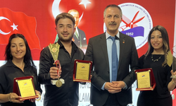 Başarılı kuaförlere plaket verildi