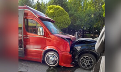 Eskişehir'de minibüs ile otomobil kafa kafa çarpıştı: Çok sayıda yaralı var