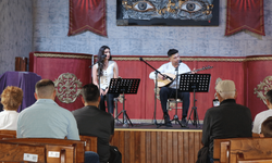 Şatoda halk müziği konseri