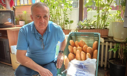 İstiklal Mahalle muhtarından ihtiyaç sahiplerine ekmek yardımı