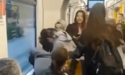 Eskişehir'de saç saça baş başa kavga! Kız öğrenciler tramvayda birbirine girdi
