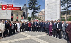 AK Parti Eskişehir Teşkilatı Atatürk Anıtı’na çelenk sundu