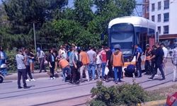 Eskişehir'de tramvayın altına giren motosiklet sürücüsü güçlükle kurtarıldı