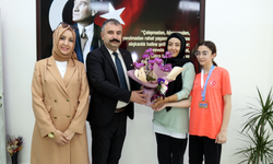 Teakwondo Müsabakasında mücadele eden genç sporculara hediye