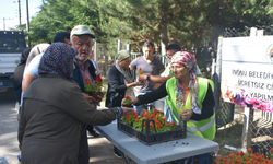 İnönü Belediyesi ziyaretler için mezarlıklarda çiçek dağıttı